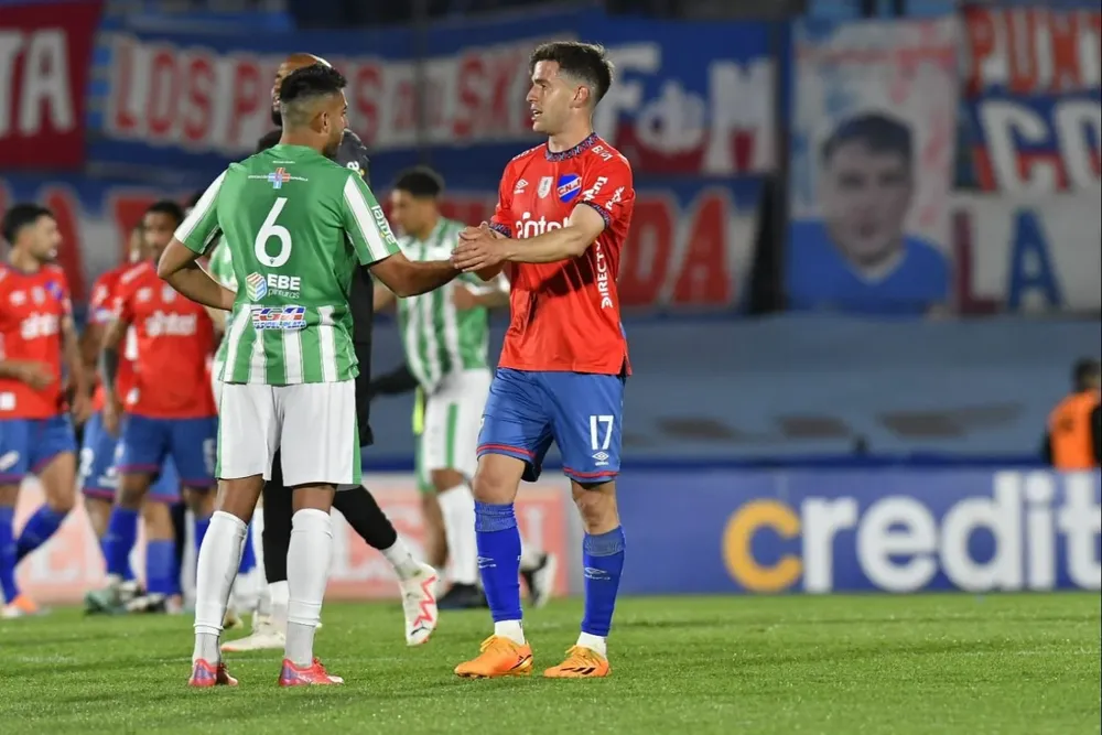 Diego Sosa saluda a Francisco Ginella tras el triunfo de Nacional