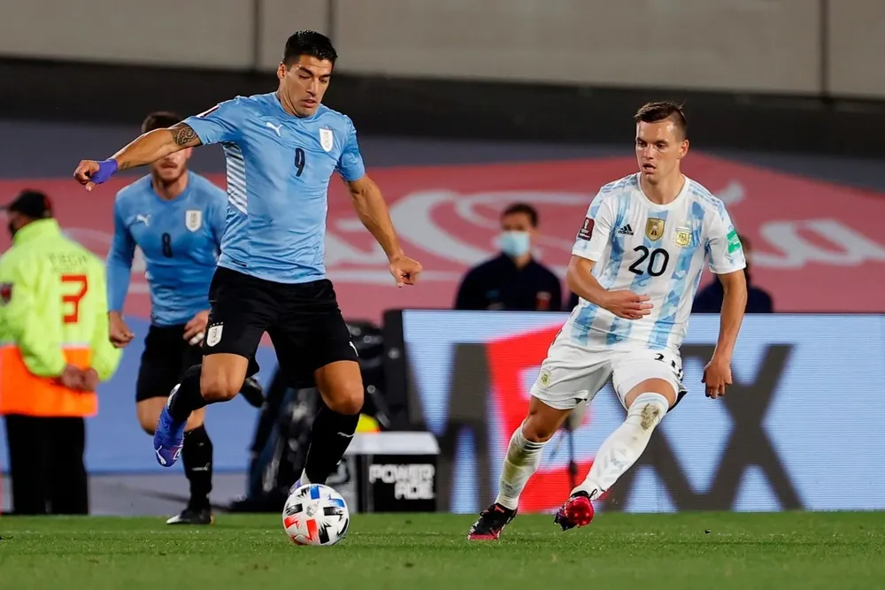 Luis Suárez comandará el equipo celeste contra los argentinos