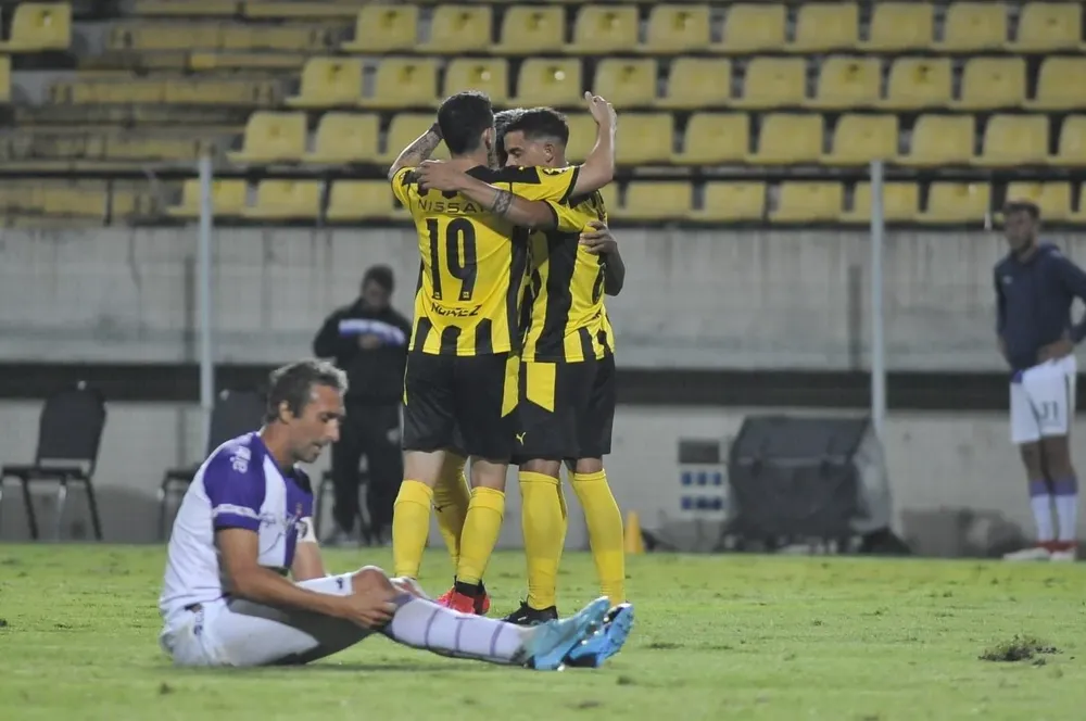 La celebración de los jugadores de Peñarol en el segundo tanto ante Fénix; lo sufre Ignacio Pallas