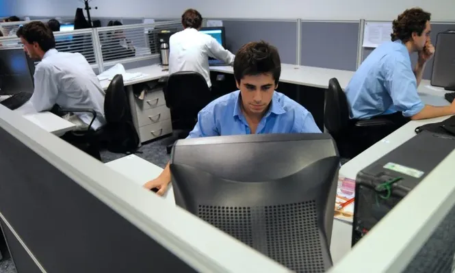 Trabajo ve margen acotado para sumar productividad a salarios