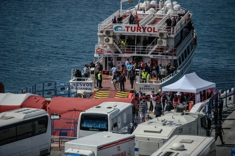 Los refugiados llegan al puerto turco.