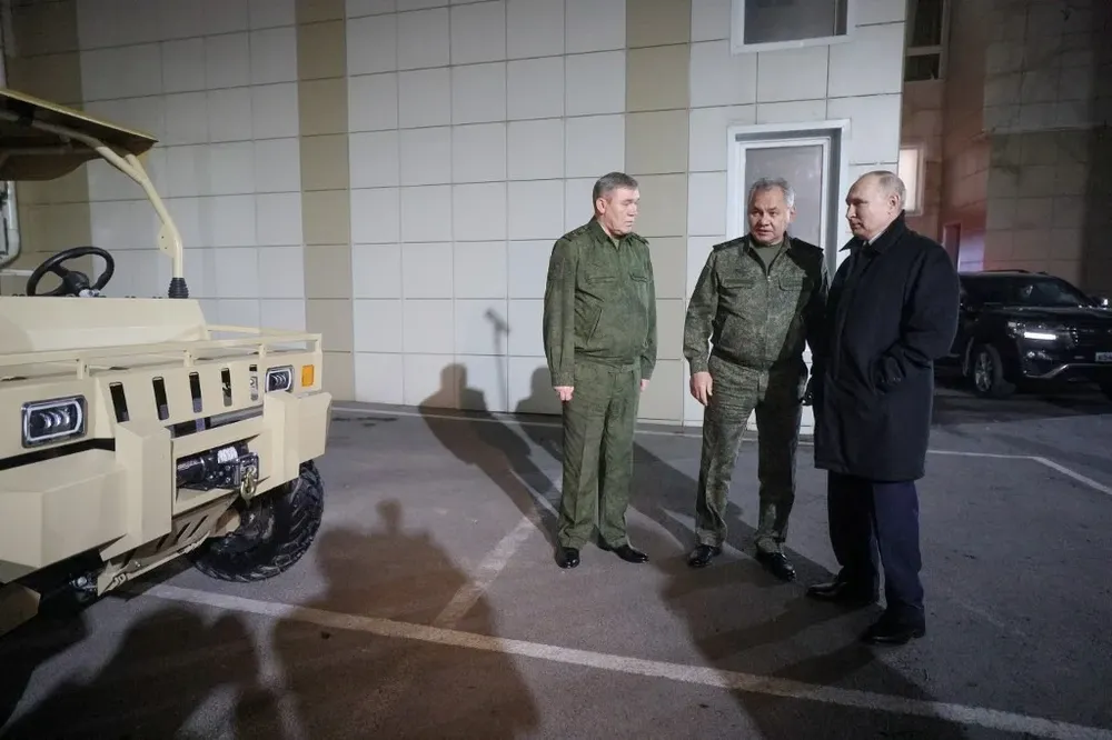 Vladimir Putin junto al ministro de Defensa Serguei Shoigu (centro) y el general Valery Gerasimov (izq.) durante su visita al cuartel general de Rostov.