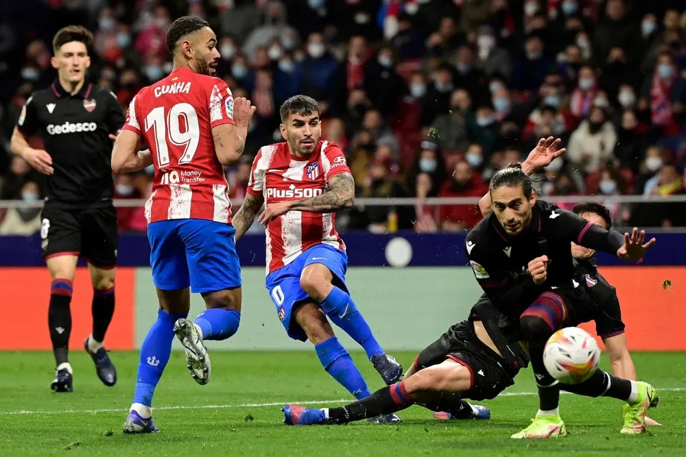 Martín Cáceres se tiró a bloquear a Ángel Correa