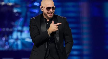 Pitbull buscará batir el récord Guinness de la mayor cantidad de calvas postizas en su concierto en Londres