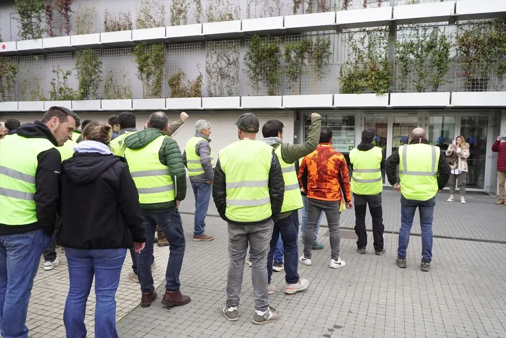 Agricultores se concentran frente a los Juzgados de Logroño en apoyo al agricultor detenido el lunes, 6 de febrero, durante la cuarta jornada de protestas de los ganaderos y agricultores, a 9 de febrero de 2024, en Logroño, La Rioja