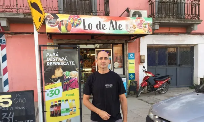 Alejandro, dueño del único comercio que queda en la cuadra