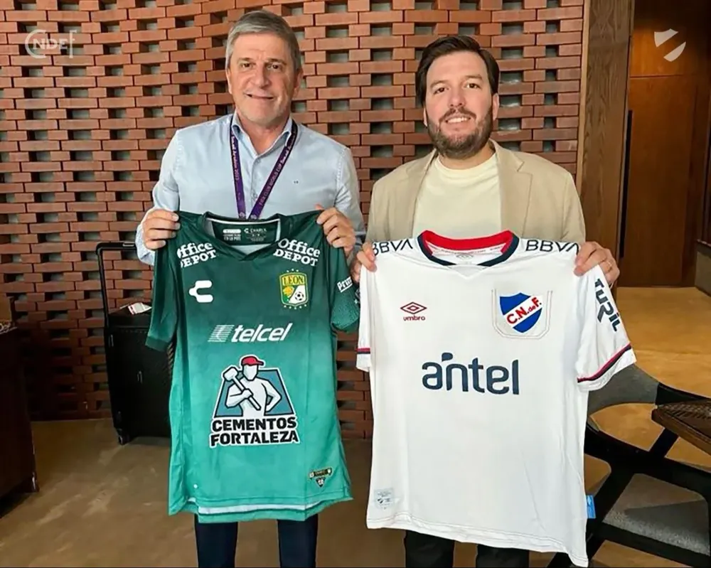 El presidente de Nacional, Alejandro Balbi, con directivos del Grupo Pachuca