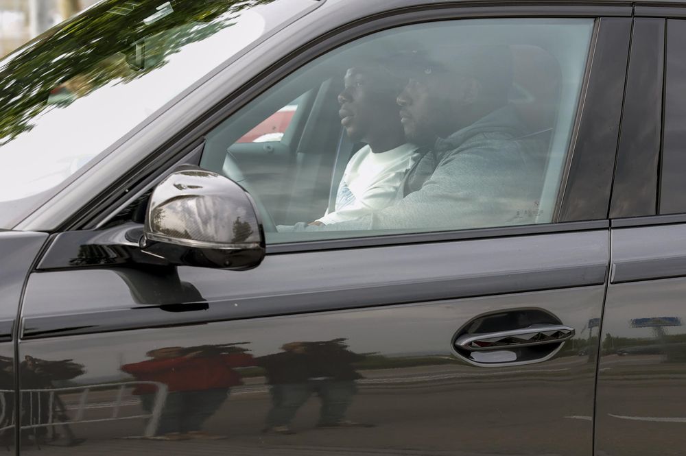 El centrocampista del Real Madrid, Aurelién Tchouameni a su llegada al entrenamiento a puerta cerrada del equipo en la Ciudad Deportiva de Valdebebas, Madrid, este viernes tras el incidente con Fede Valverde