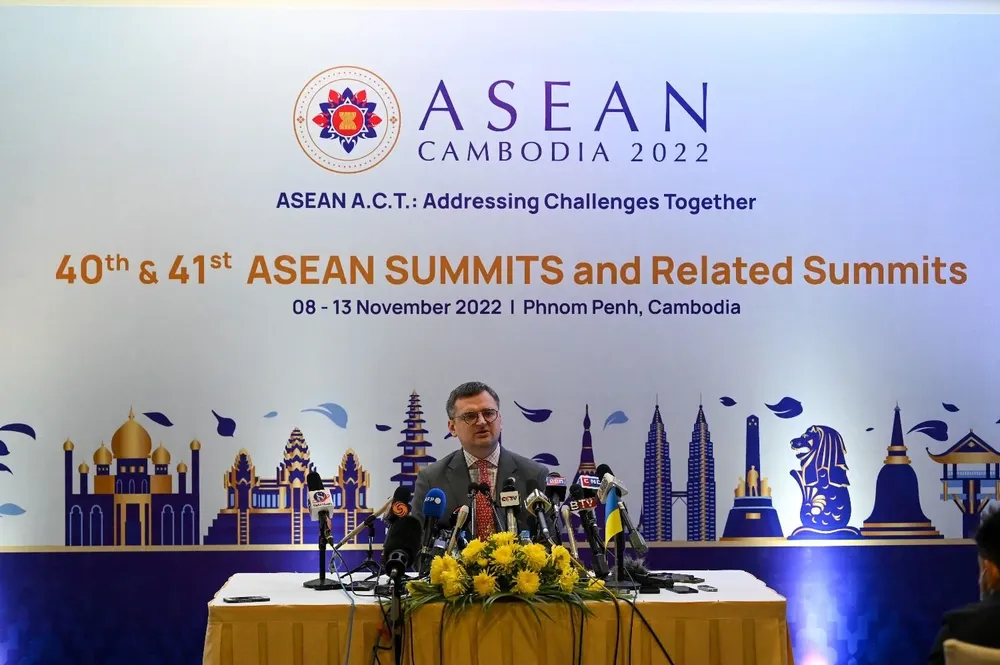 La declaración de Kuleba se conoce luego que el vicecanciller ruso Serguei Riabkov afirmara que Rusia está abierta al diálogo sin condiciones previas con Ucrania