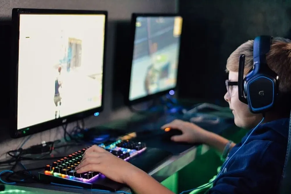 Niño jugando al Fortnite