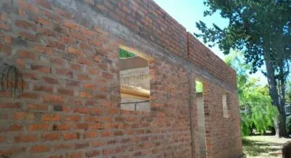 Salones en construcción en el liceo de San Antonio en Salto. Los docentes denuncias que dan clases al aire libre por falta de salones. La dirección alega que en dos meses estará solucionado el problema