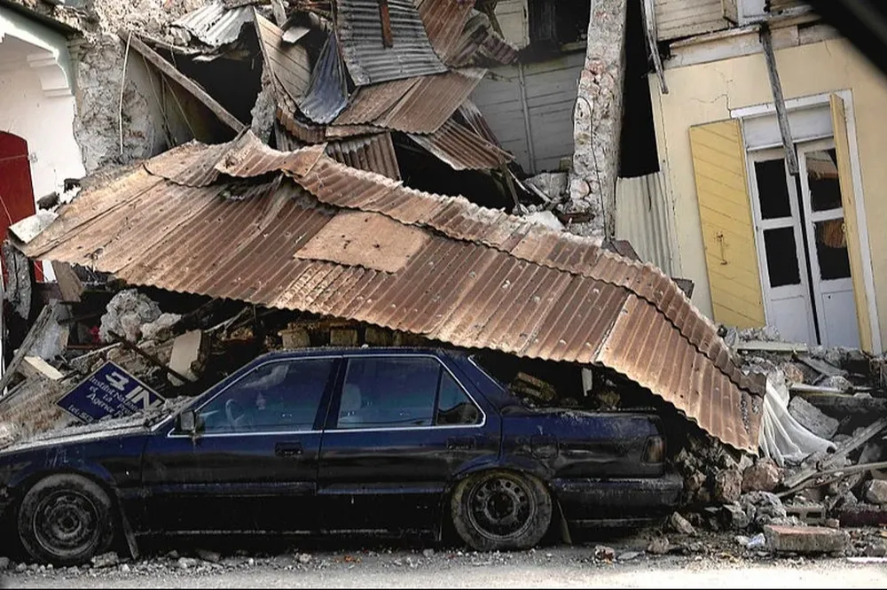 El terremoto de magnitud 7,6, seguido de una réplica de 6,4, se produjo a una profundidad de 32 kilómetros en la noche del viernes a unos 21 kilómetros al noreste del municipio de Hinatuan.