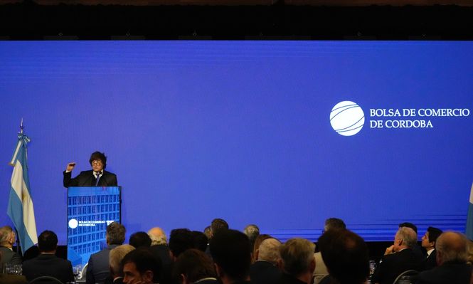 Milei atribuyó la suba del riesgo país al pánico político y apuntó contra la oposición