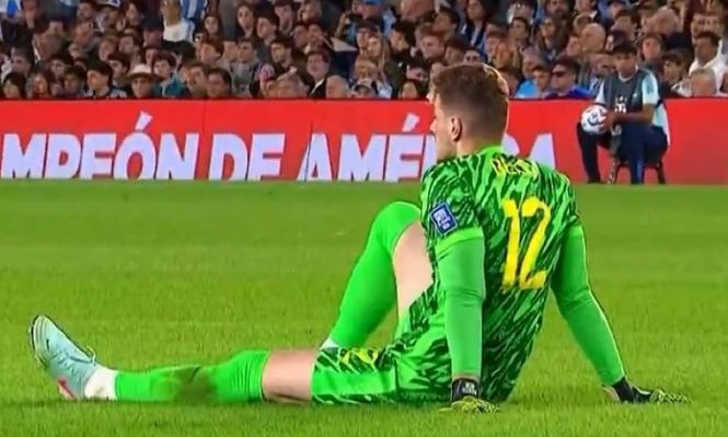 Bento, el arquero de Brasil se tiró al piso ante Argentina para hacer tiempo, a pedido de un ayudante del técnico Dorival Jr. en el partido por Eliminatorias