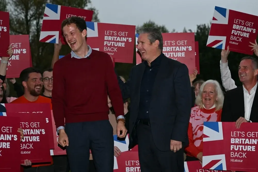 El electo miembro del Parlamento Alistair Strathern (izquierda) celebra junto al líder laborista Keir Starmer el triunfo en el distrito de Mid-Bedfordshire.