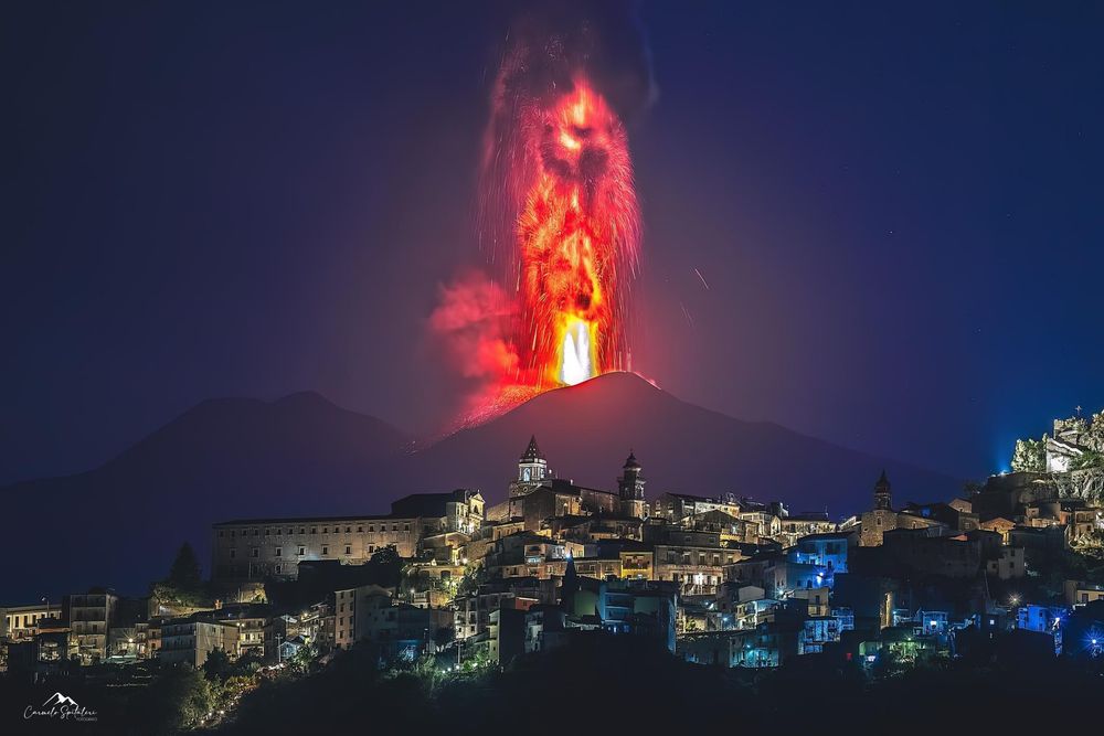 El cráter Voragine fue el principal punto de emisión de lava y cenizas durante la erupción.  