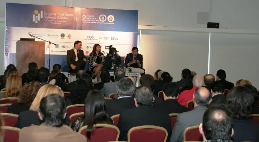 La directora de Ideas Uruguay, Carina Bertiz, junto a los rematadores Mario Stefanoli y Eduardo Franchi, en la edición del año pasado