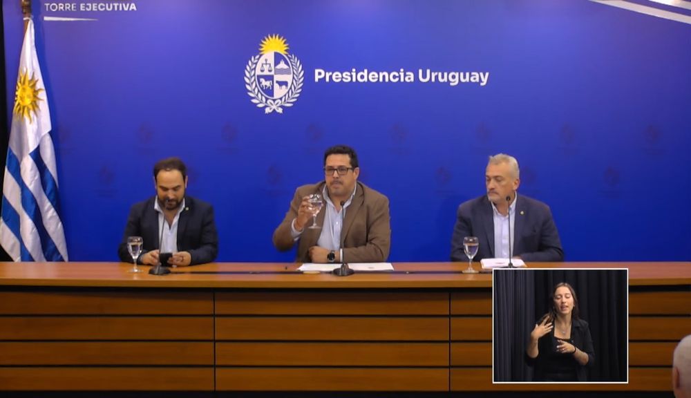 Alejandro Sánchez acompañado del ministro de Desarrollo Social, Gonzalo Civila, y el director del Sinae, Leandro Palomeque