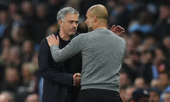 El saludo de Mourinho y Guardiola al final del partido