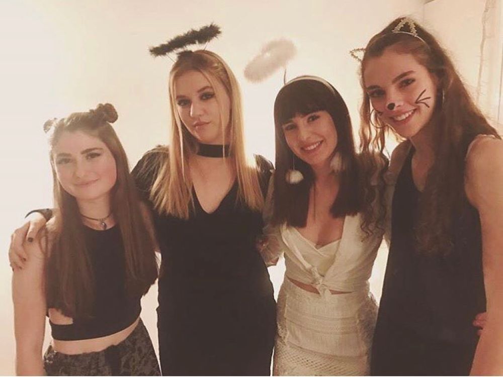 Julia Paternain adolescente en una fiesta con amigas Julia Paternain adolescente en una fiesta con amigas