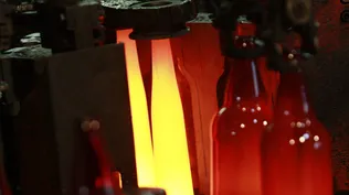 Producción de botellas en la planta de Envidrio, en el Parque Tecnológico Industrial del Cerro