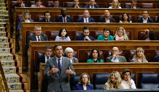 Pedro Sánchez junto a Yolanda Díaz en el Congreso