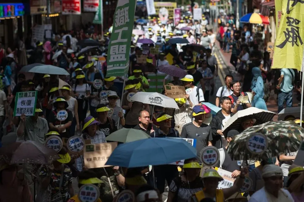 Trabajadores participan en la manifestación convocada por los sindicatos con motivo del Día del Trabajador en Hong Kong (China)