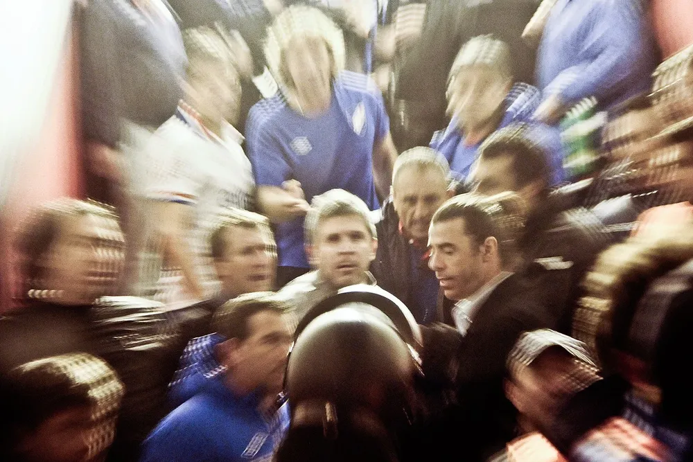 Sábado 02. Túnel del Parque Central. Los jugadores de Nacional se retiran de la cancha luego de perder con Liverpool