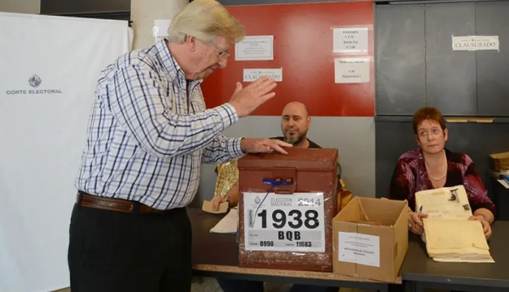 Astori votó en el liceo 54, en Agraciada y Valentín Gómez.