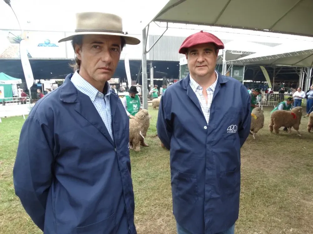 Antonio Arrospide y Fernando Martinicorena, por tercera vez haciendo dupla, realizaron la jura de los ovinos Ideal.