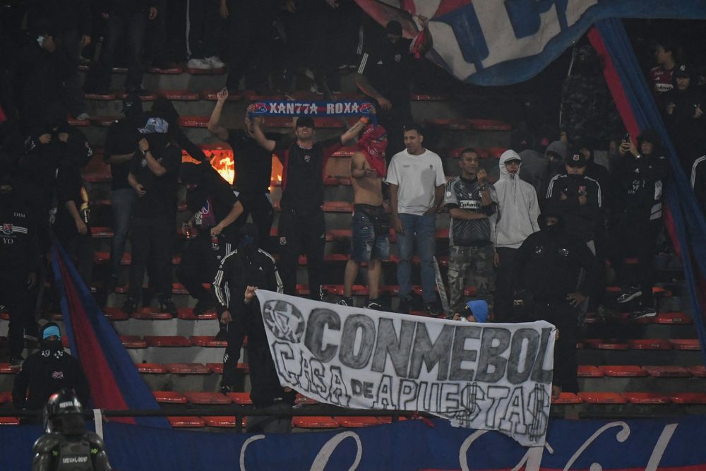 La protesta de los hinchas de Independiente Medellin en el partido ante Flamengo por Copa Libertadores