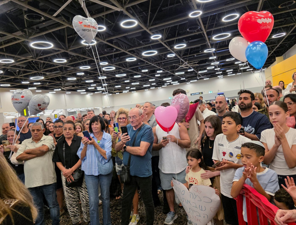 Muchas familias esperaban a sus seres queridos en el aeropuerto Ben Gurion.