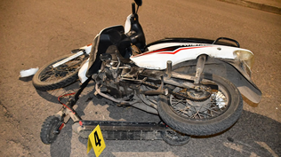 Un niño de 10 años fue internado tras chocar en monopatín contra una moto conducida por una adolescente de 15
