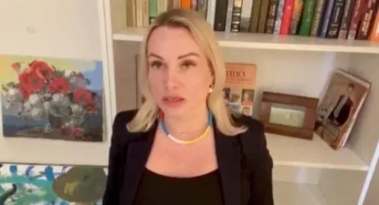 La periodista Marina Ovsyannikova es editora de Canal 1 y antes de ser detenida grabó un video para redes.