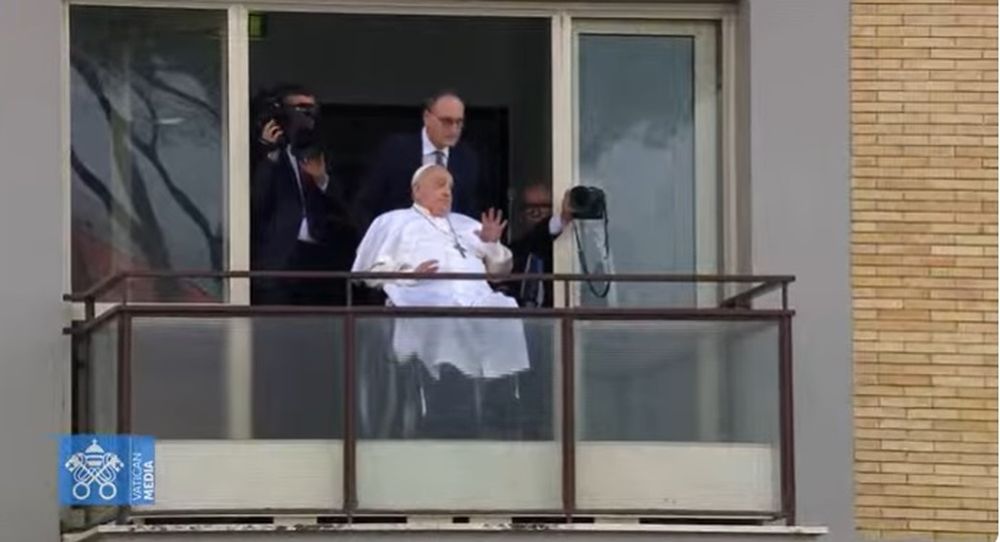 El Papa Francisco aparece en un balcón del hospital Gemelli de Roma antes de ser dado de alta el domingo