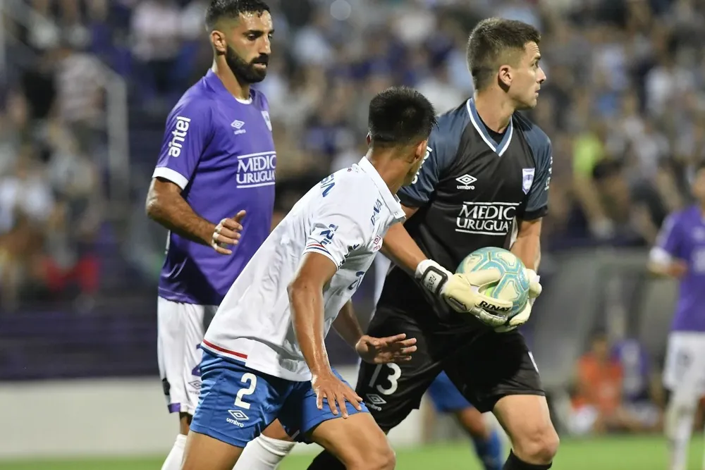 Hernán Menosse en su pasaje por Defensor Sporting