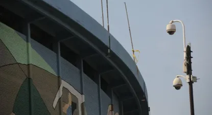 El estadio y las cámaras de vigilancia