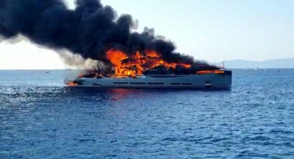 un impresionante incendio arrasa un yate fondeado en una isla de ibiza