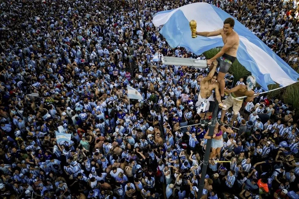 Festejos de los argentinos en el Obelisco tras la obtención del Mundial de Qatar 2022