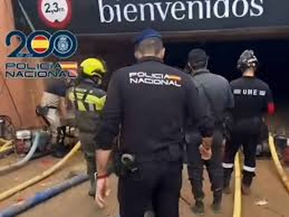 Bomberos y personal policial ingresa a un estacionamiento subterráneo en Comunidad Valenciana.&nbsp;