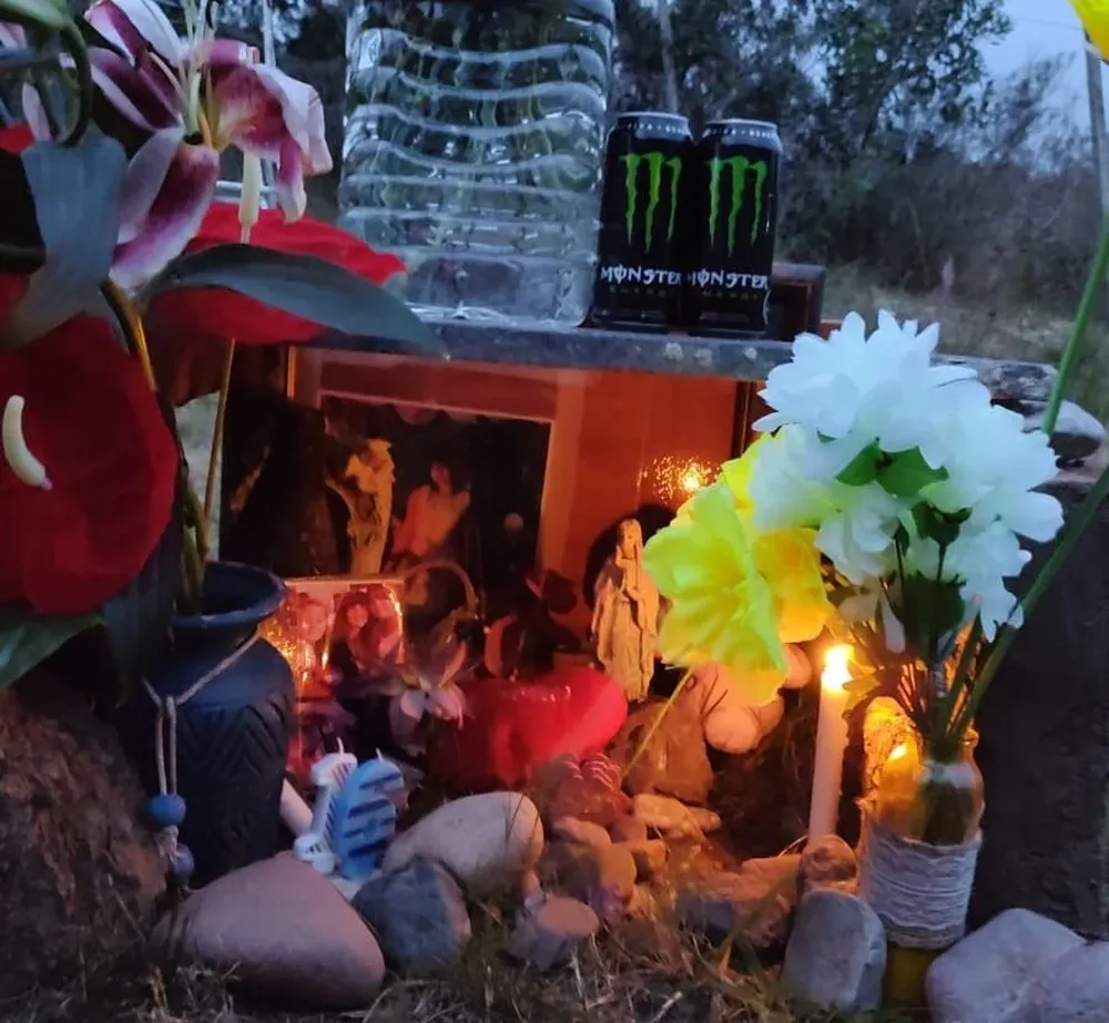 El altar colocado al costado de la ruta