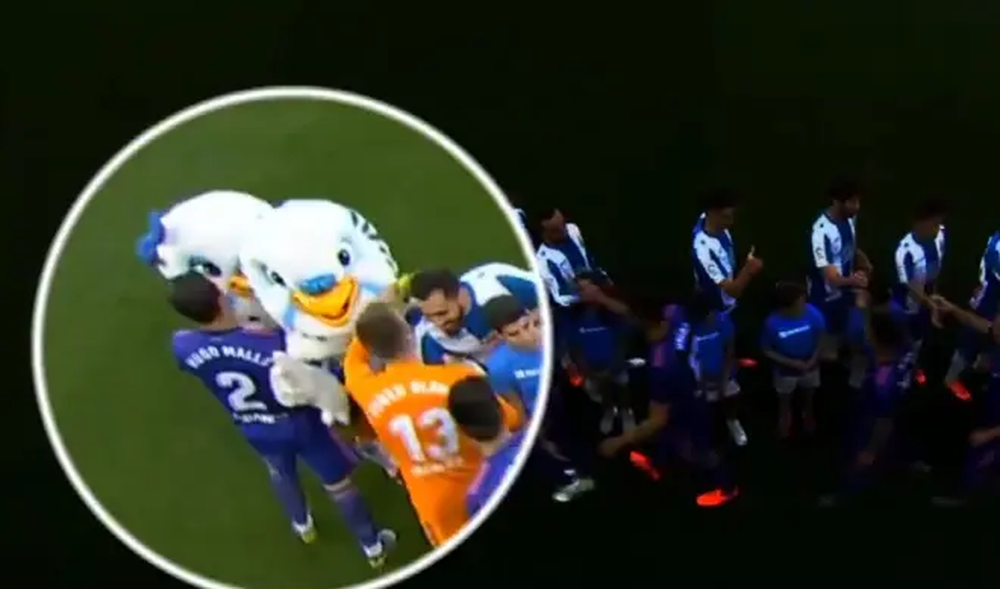 Hugo Mallo, en el momento del saludo a la mascota del Espanyol