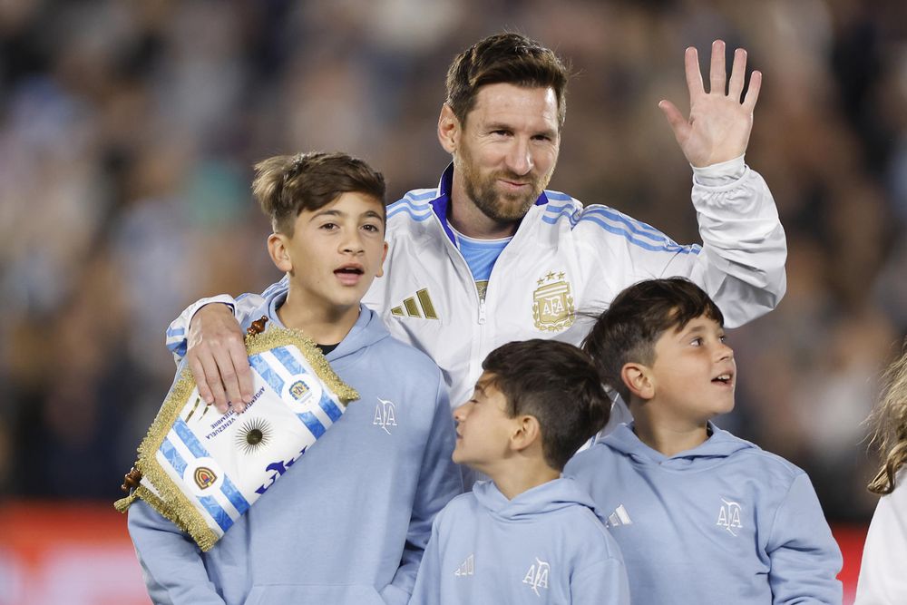 Lionel Messi con sus hijos Lionel Messi con sus hijos