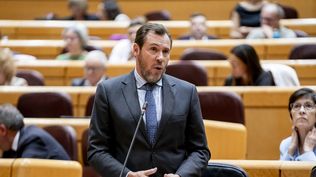 El ministro de Transporte y Movilidad Sostenible, Óscar Puente, durante una sesión plenaria en el Senado.