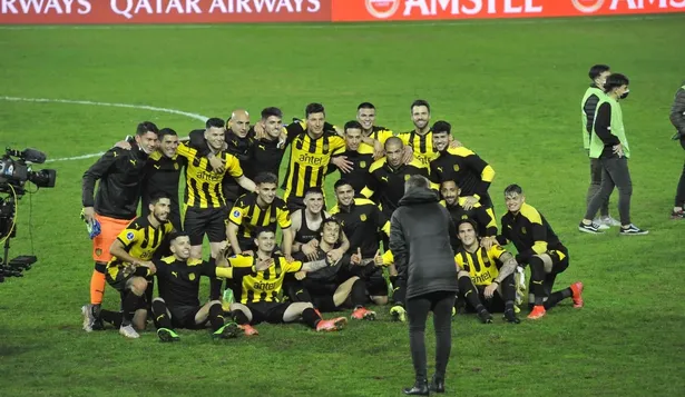 El plantel de Peñarol celebró luego de conseguir la clasificación ante Sporting Cristal