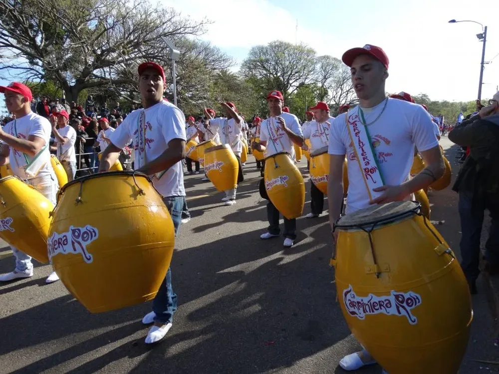 La Carpintera Roh, joven comparsa, clasificada para el concurso, desfilará hoy en el Prado.