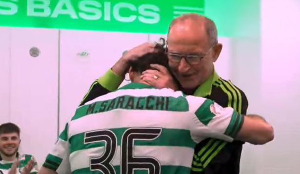 El abrazo especial a Marcelo Saracchi del DT de Celtic