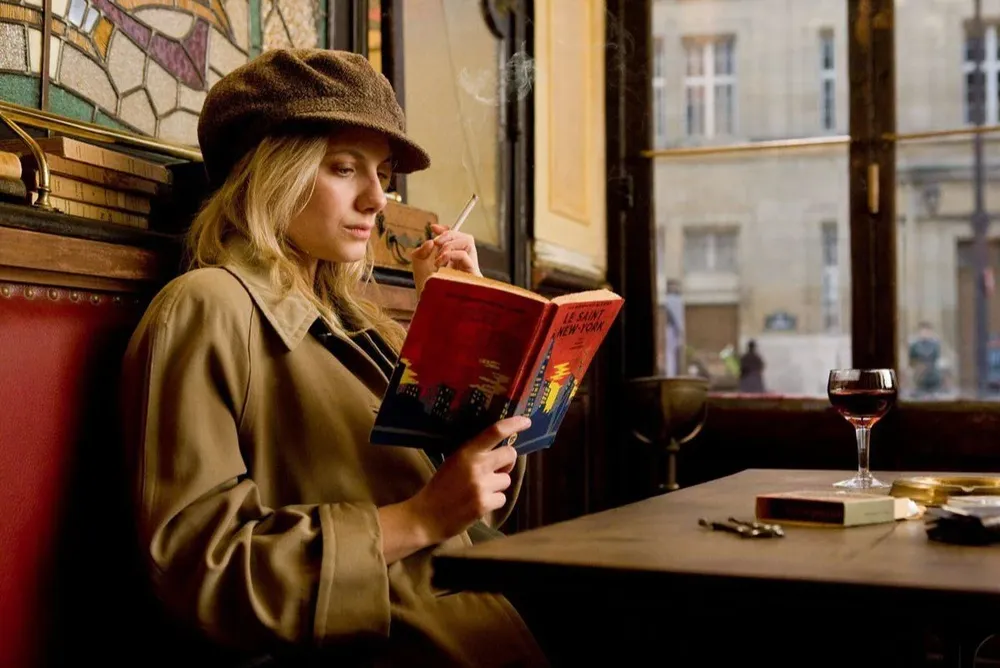 Mélanie Laurent leyendo en Bastardos sin gloria (2009)
