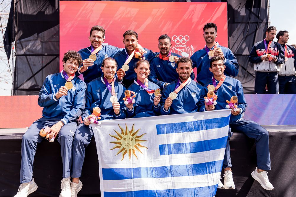 Leandro Salvagno, Luciano García, Martín Zócalo, Eric Seawright arriba, Marcos Sarraute, Leandro Rodas, Romina Cetraro, Bruno Cetraro y Emanuel González abajo