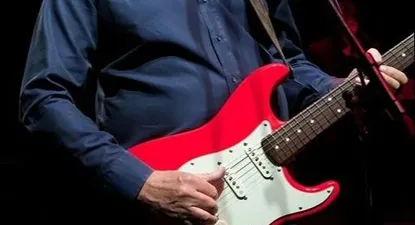 una estrella del rock britanico subastara 120 de sus guitarras y amplificadores